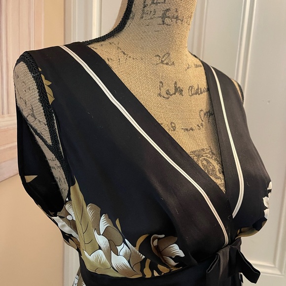 Silk knee-length cocktail dress. Mint condition. Purchased at boutique in Italy - Picture 3 of 6